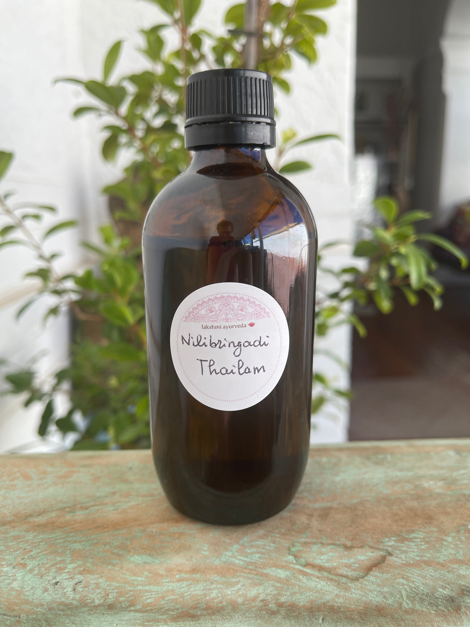 Neelibringadi Thailam